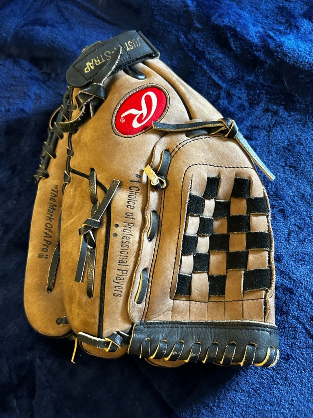 Rawlings Tan and Black unisex Leather Baseball/Softball Glove.